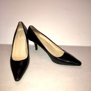 CALVIN KLEIN black leather kitten heels in Sz 6.5